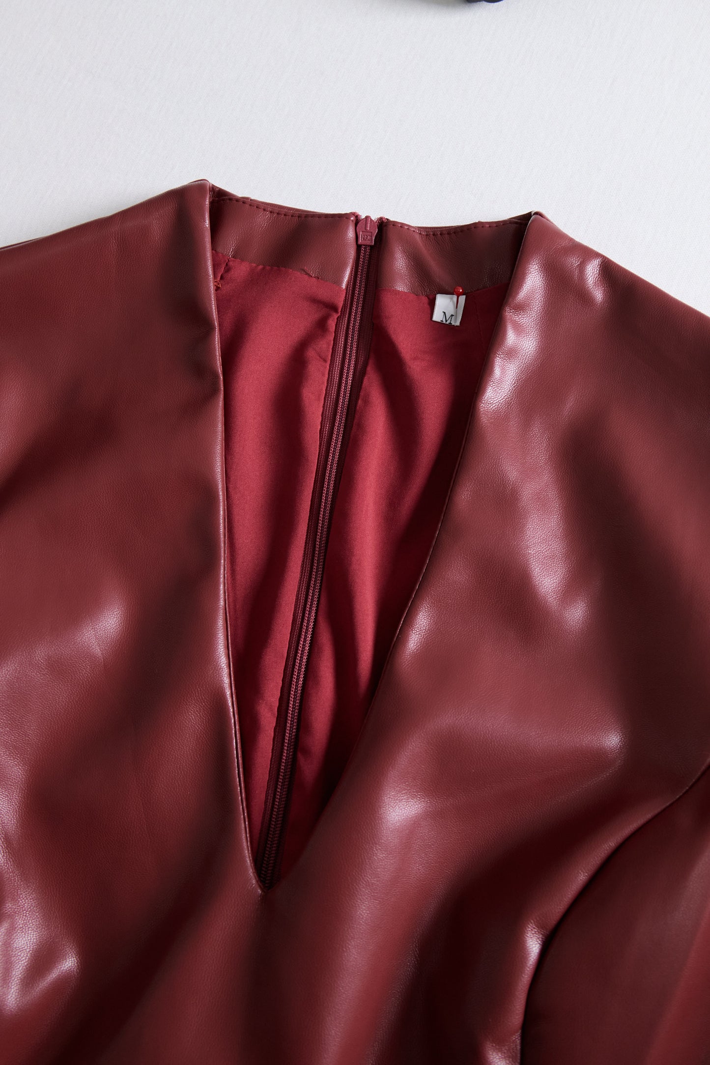 Noélie | Robe midi femme élégante à coupe ajustée et col V