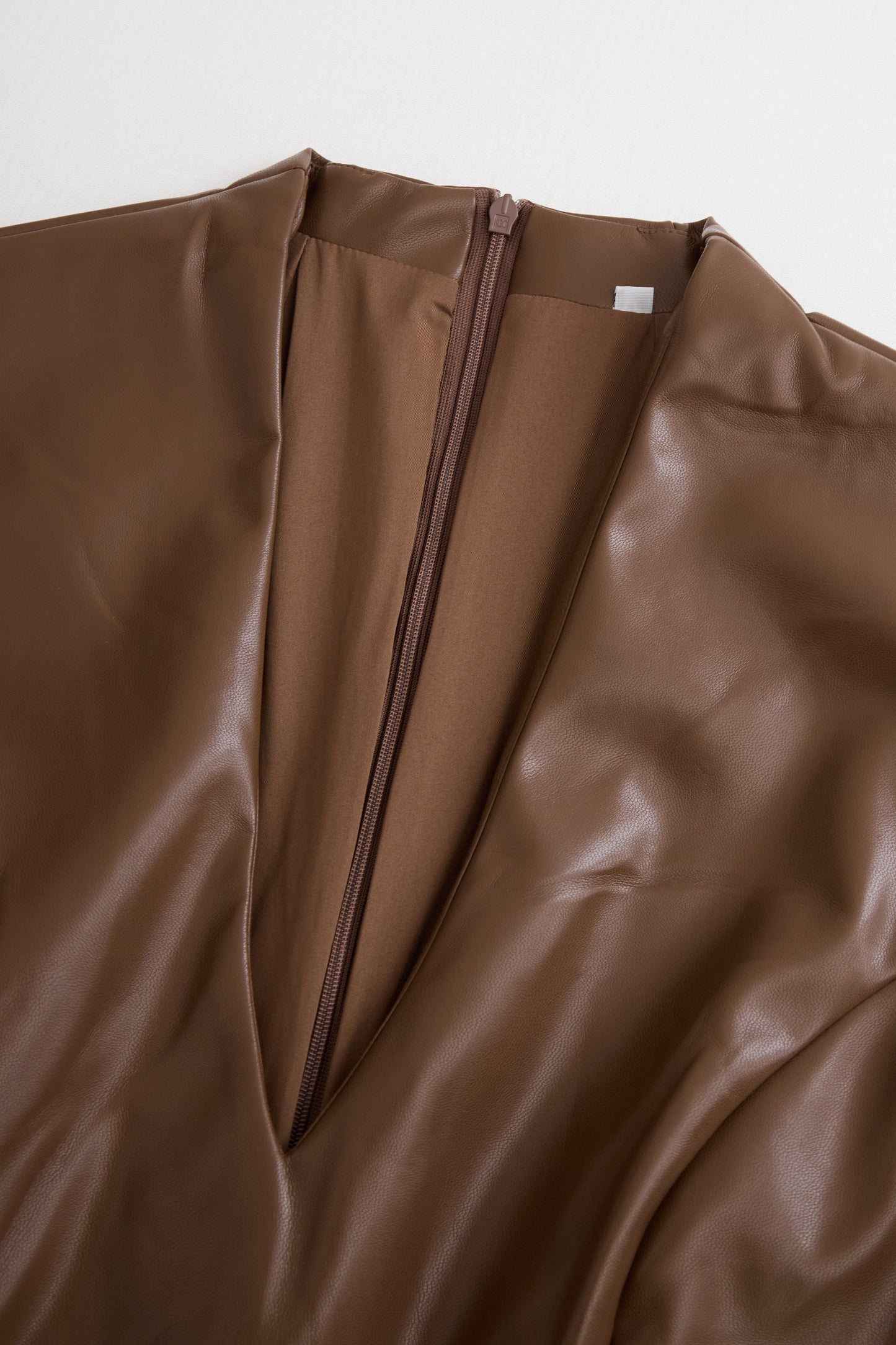 Noélie | Robe midi femme élégante à coupe ajustée et col V