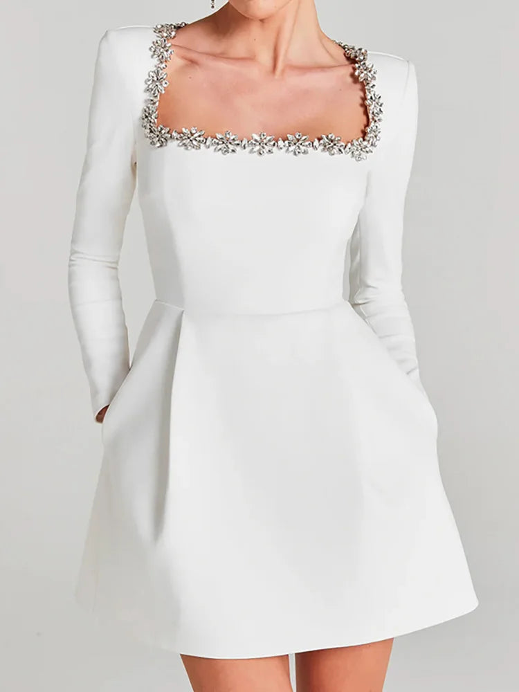 Lacceti | Robe Courte Blanche Bijoux Manches Longues