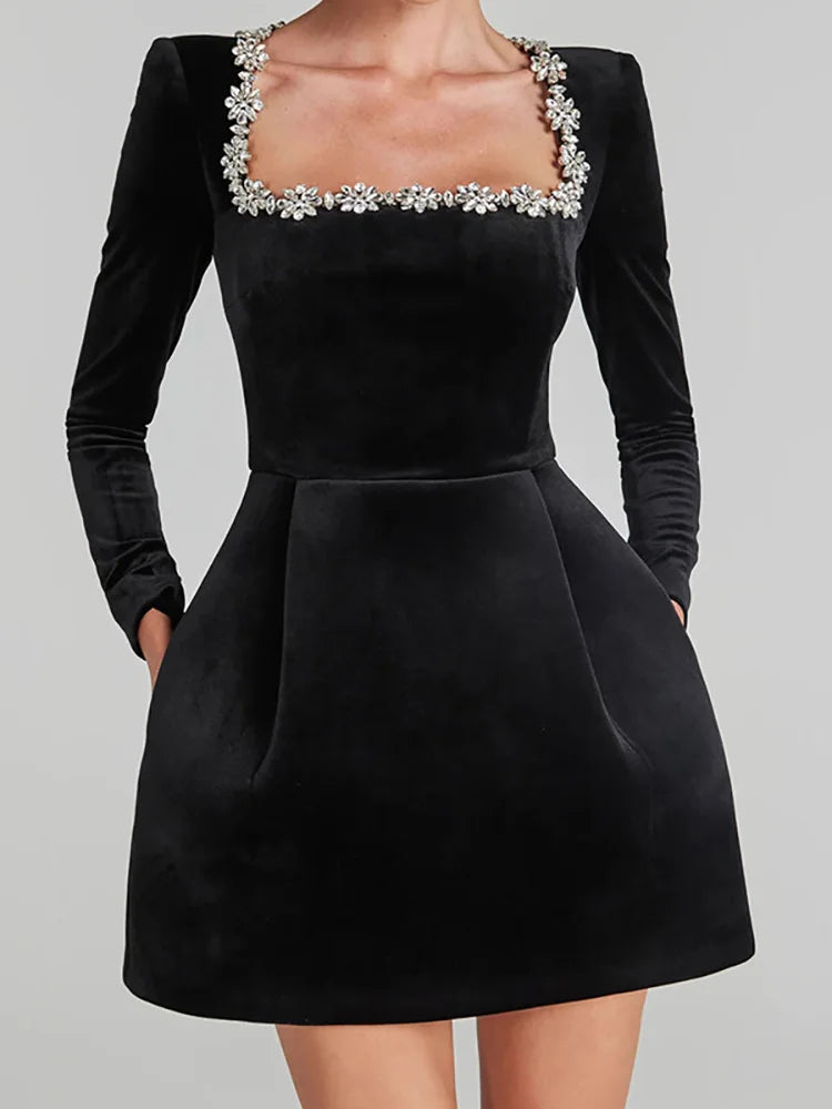 Lacceti | Robe Courte Blanche Bijoux Manches Longues