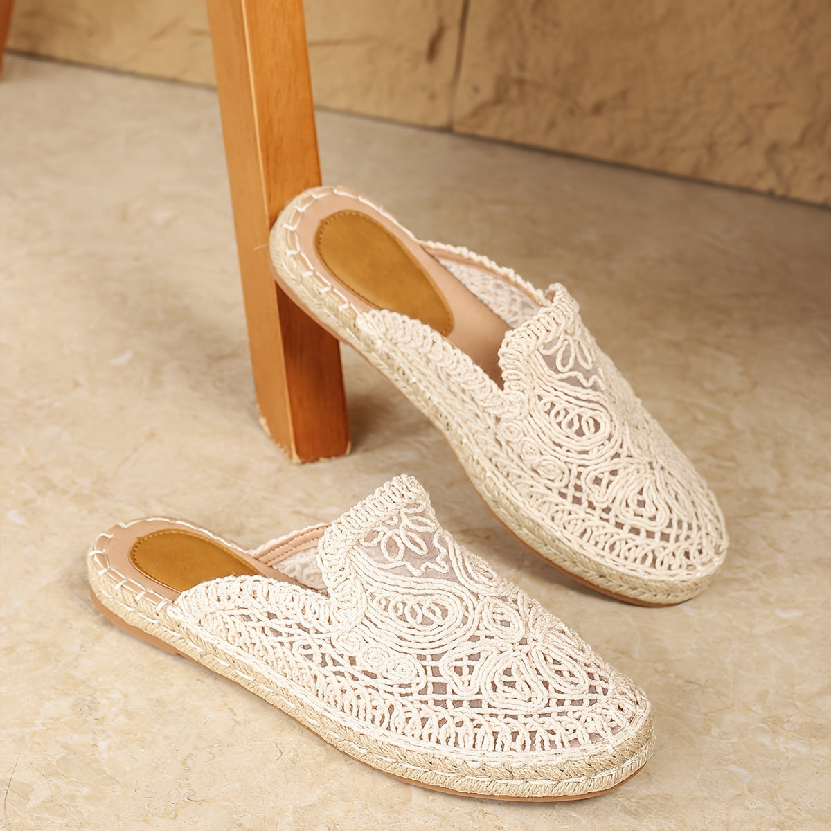 Mocassins à bride en beige, vue de face
