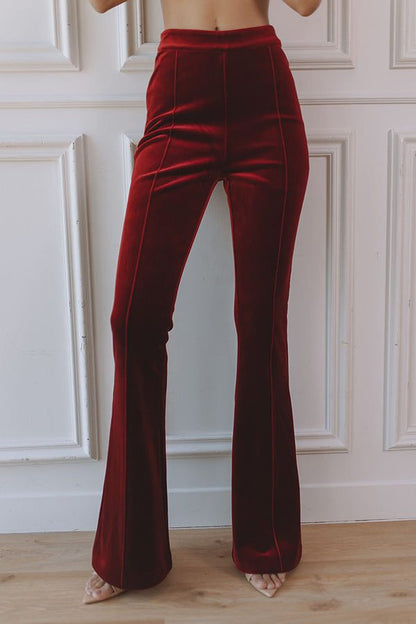 Détail du pantalon évasé en velours