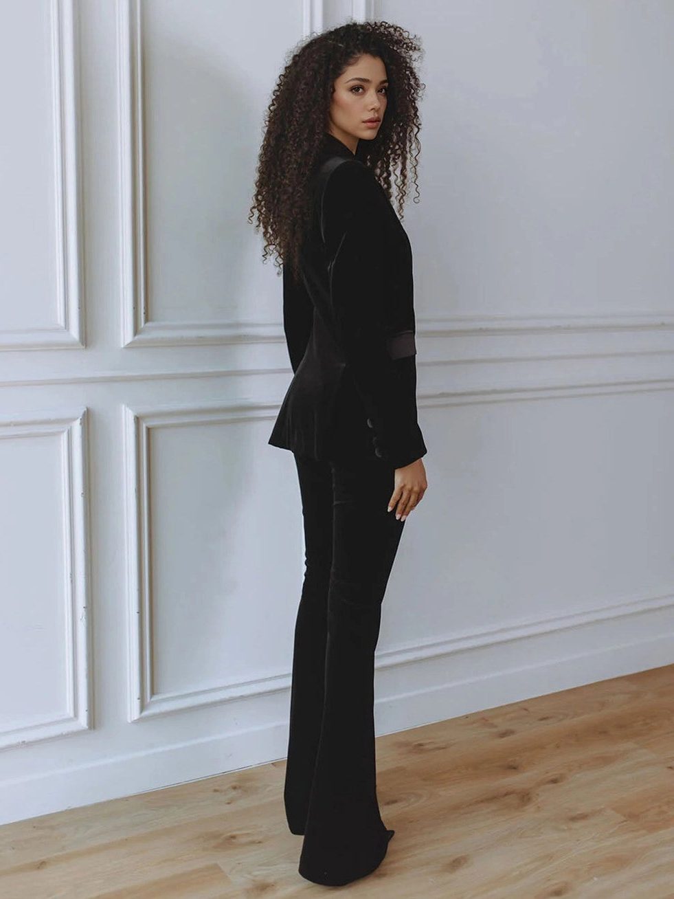 Détail du bouton unique du blazer en velours