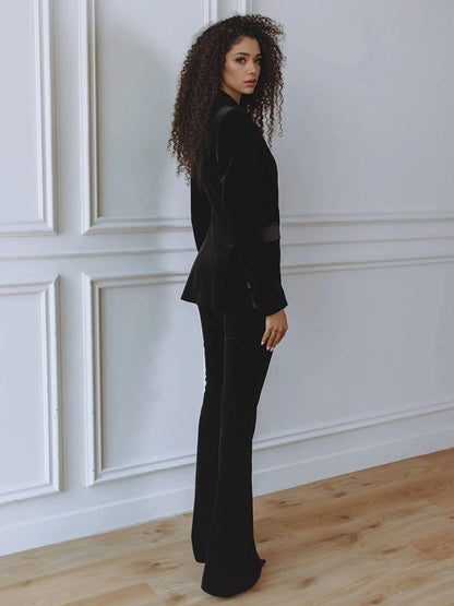 Détail du bouton unique du blazer en velours