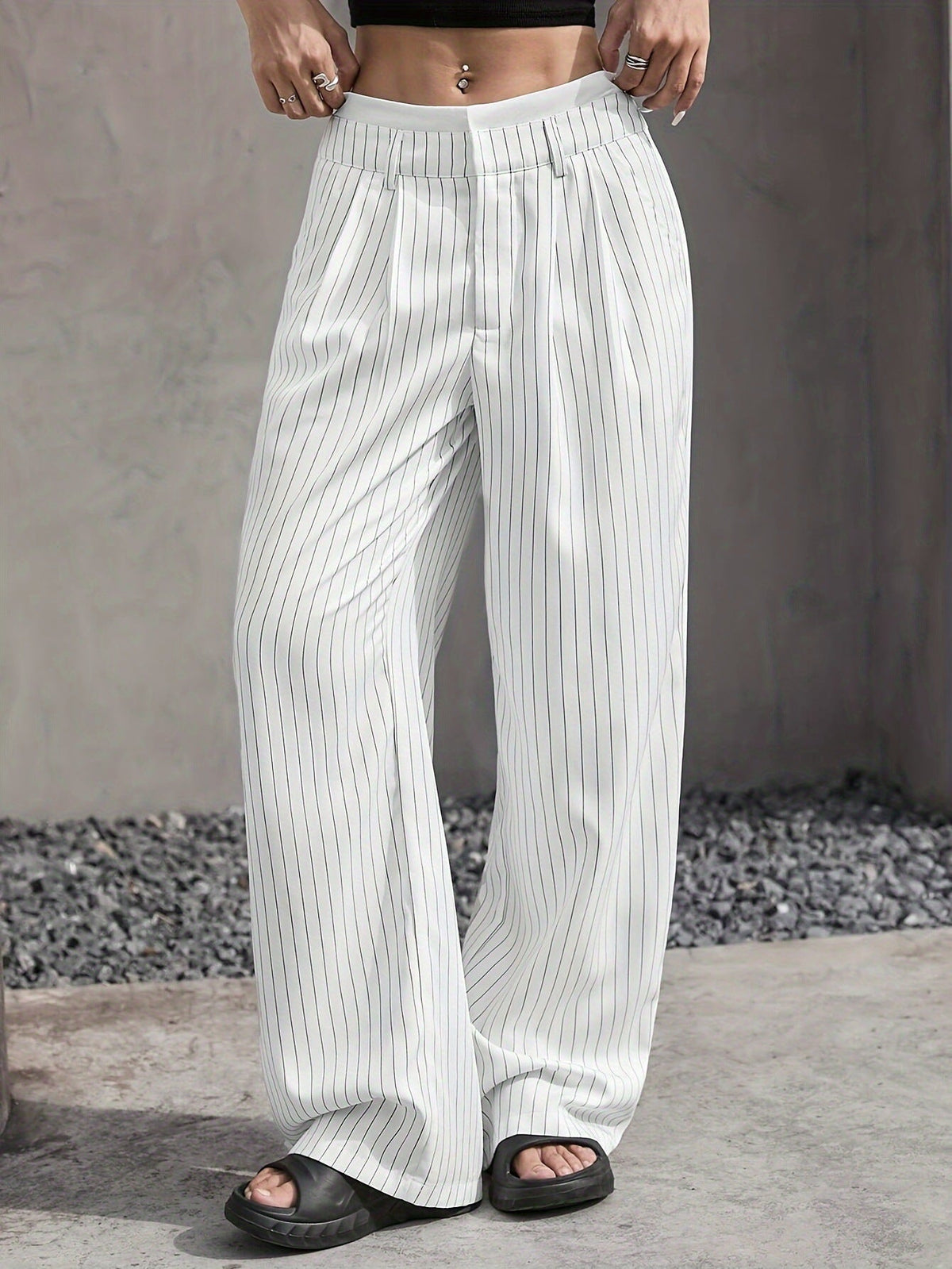 Pantalon large rayé taille haute, vue de côté