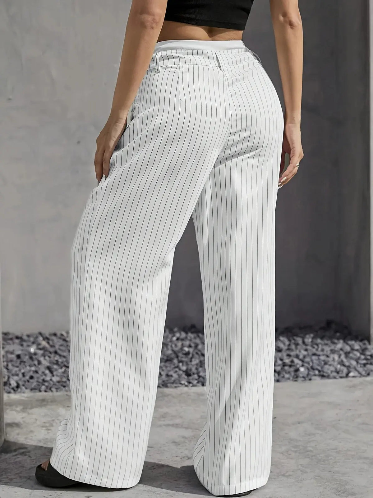Pantalon large rayé, tombé de la jambe