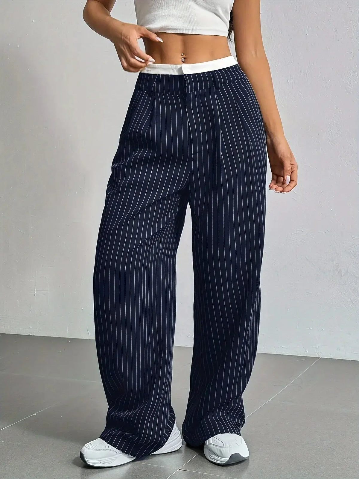 Détail de la rayure fine du pantalon large