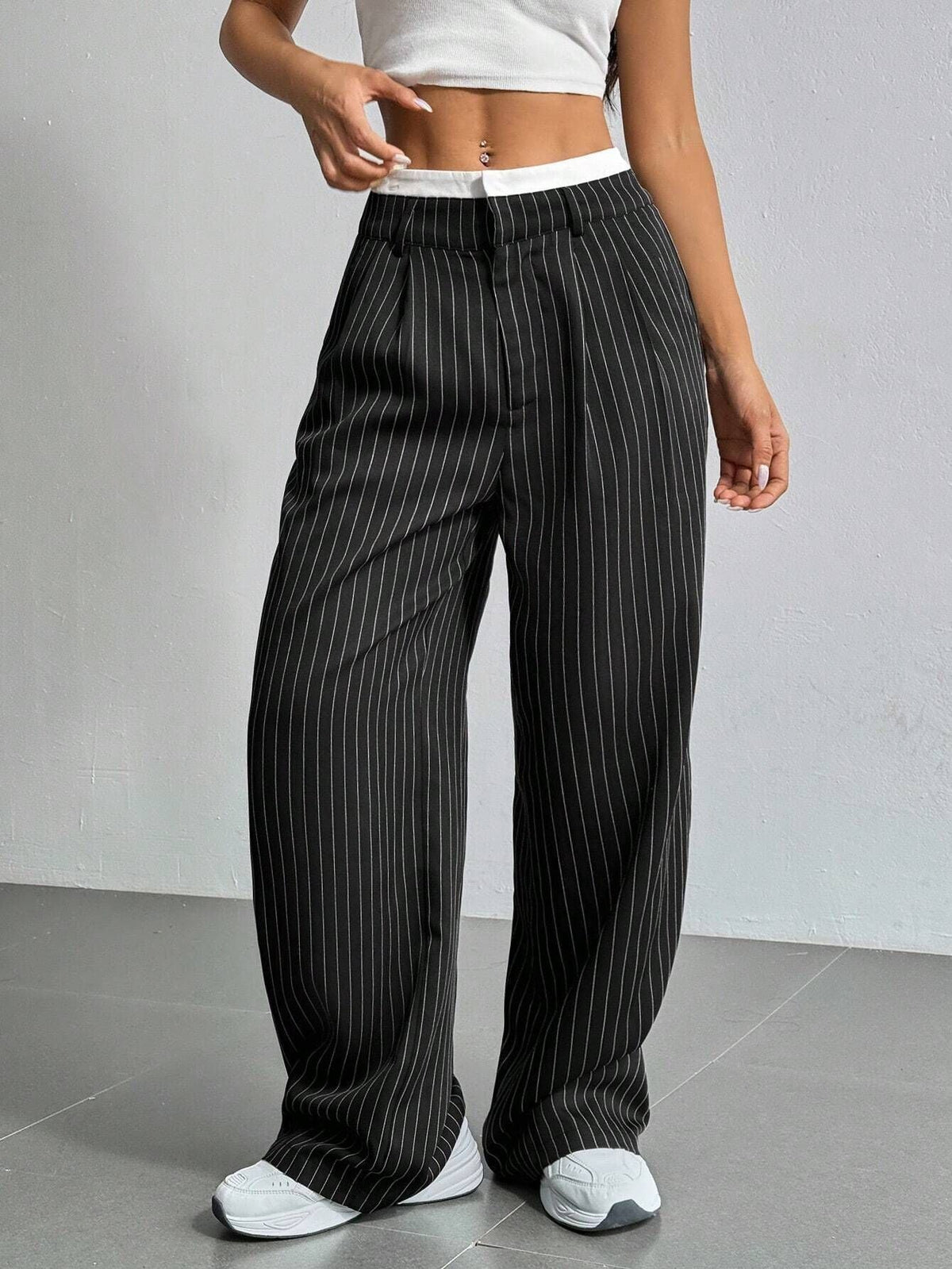 Pantalon large rayé porté avec un haut rentré