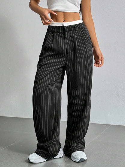 Pantalon large rayé porté avec un haut rentré