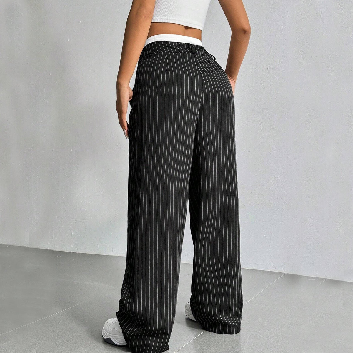 Détail de la taille haute du pantalon rayé