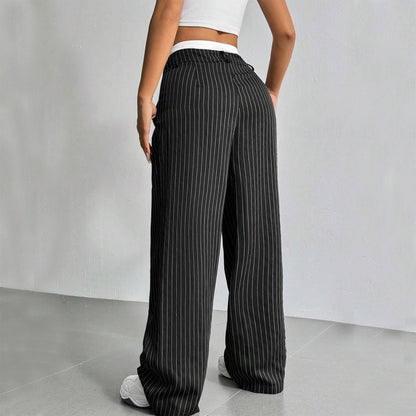 Détail de la taille haute du pantalon rayé