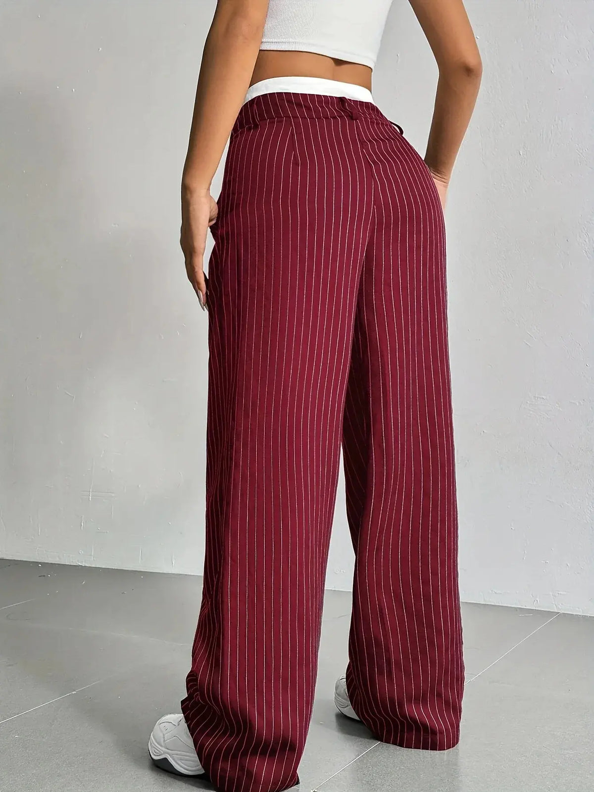 Pantalon large rayé, vue de trois quarts