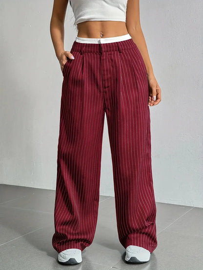 Pantalon large rayé, détail de l'ourlet
