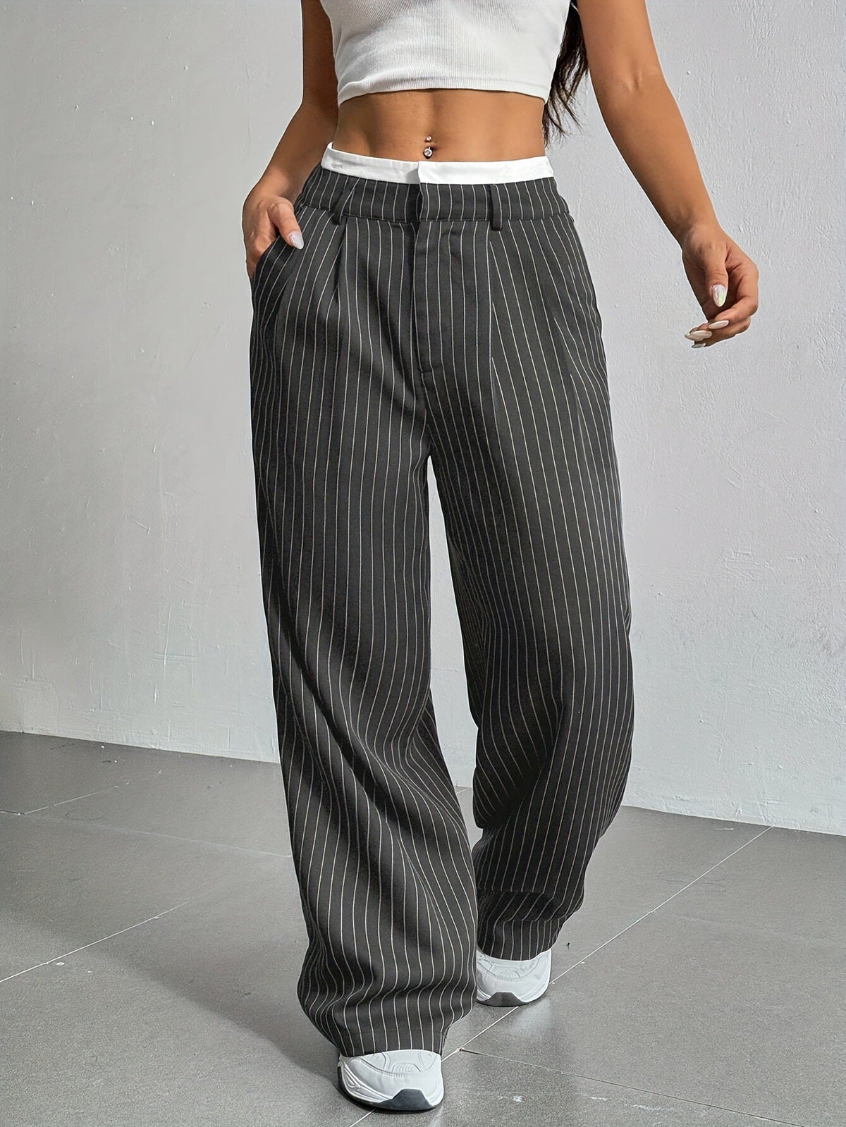 Pantalon large rayé posé à plat