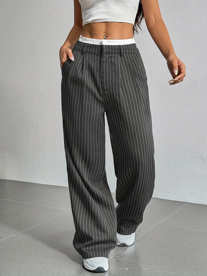 Pantalon large rayé posé à plat