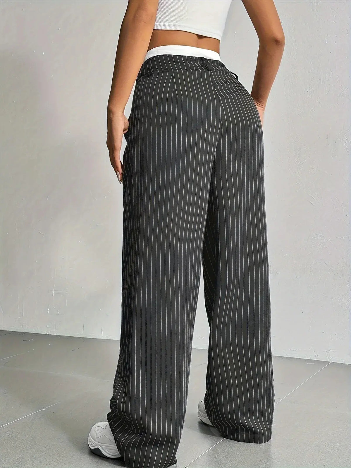 Détail des poches latérales du pantalon rayé