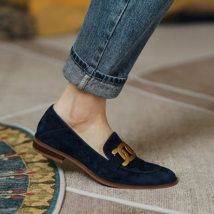 Mocassins femme en effet daim à détail chaîne, semelle plate