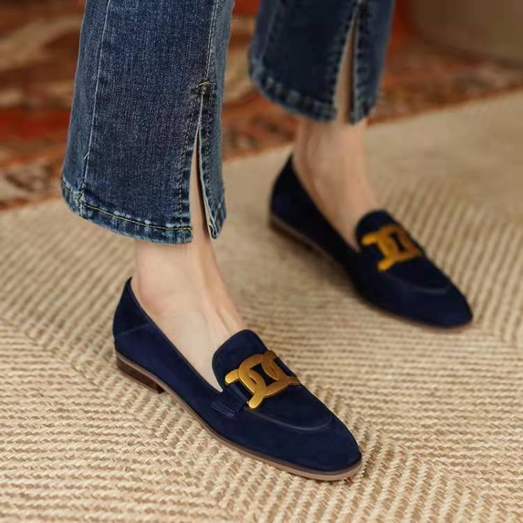 Mocassins à chaîne portés, vue de côté