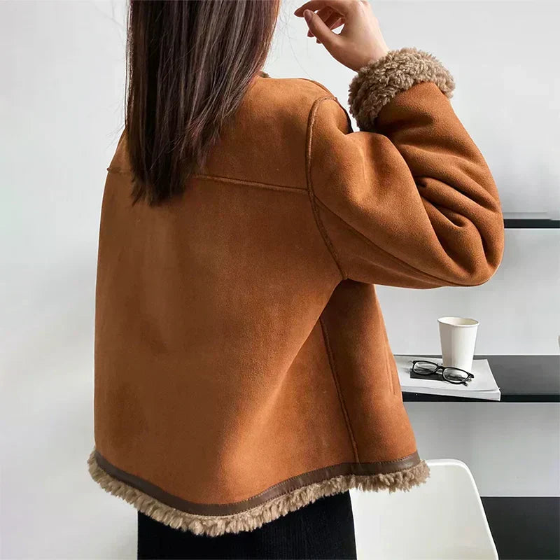 Veste aviateur marron portée ouverte, longueur hanche