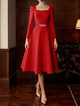 Robe midi femme rouge ceinturée à col carré et manches longues