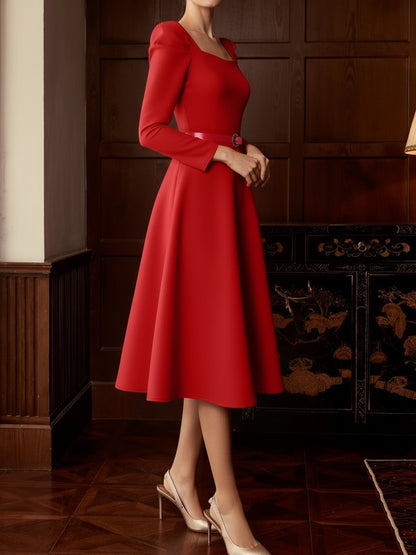 Détail du col carré et de la ceinture de la robe midi