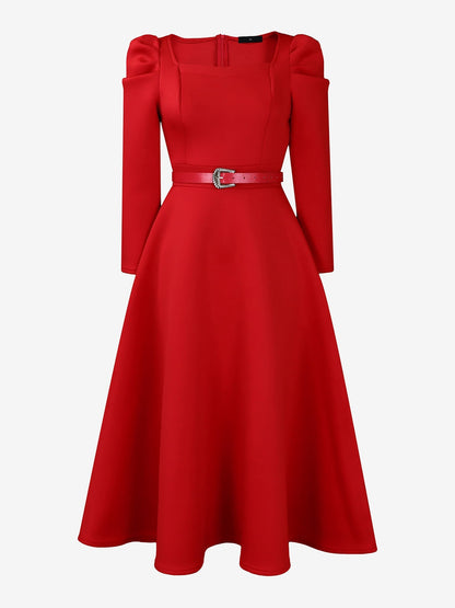 Robe midi rouge portée de face, taille marquée