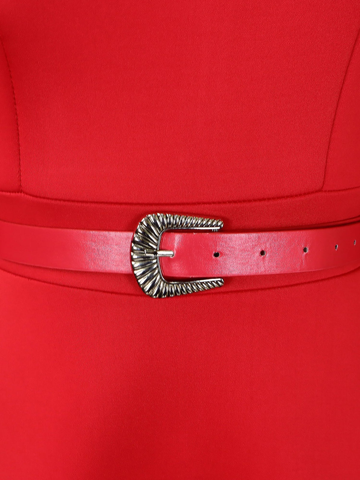 Détail des manches longues de la robe midi rouge