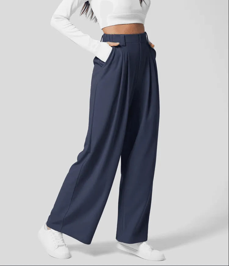Pantalon large fluide porté avec un haut rentré