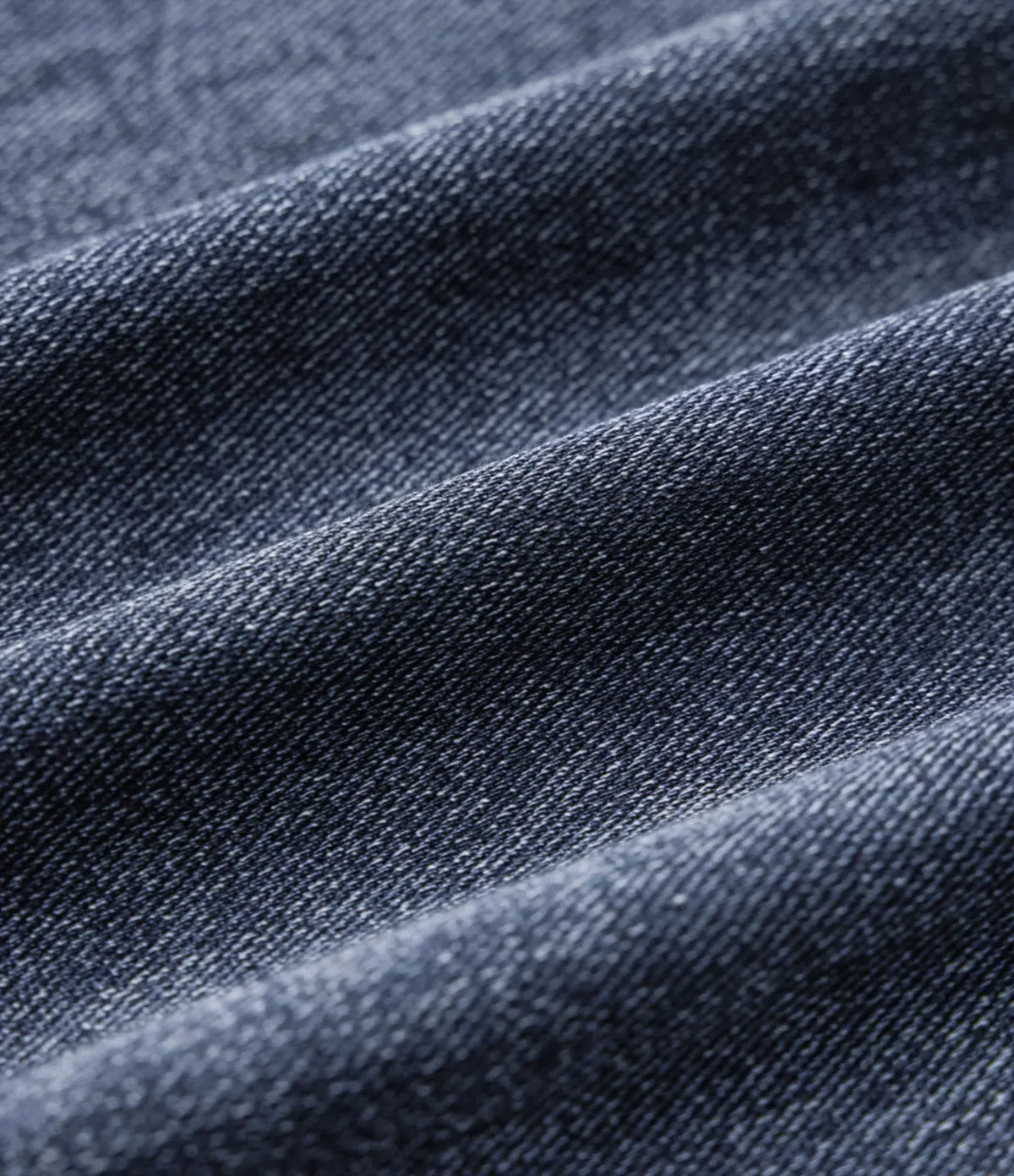 Détail de la couture latérale du jean large