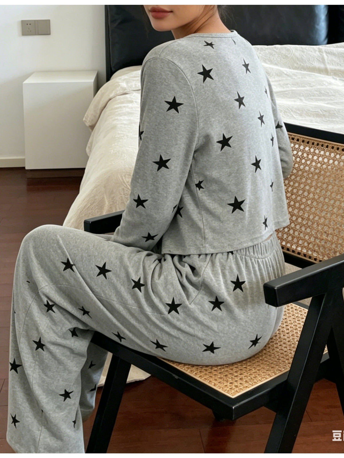 Pyjama trois pièces porté de face