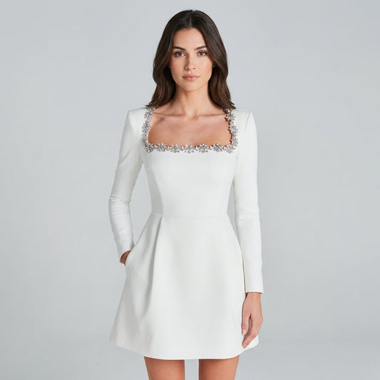 Lacceti | Robe Courte Blanche Bijoux Manches Longues