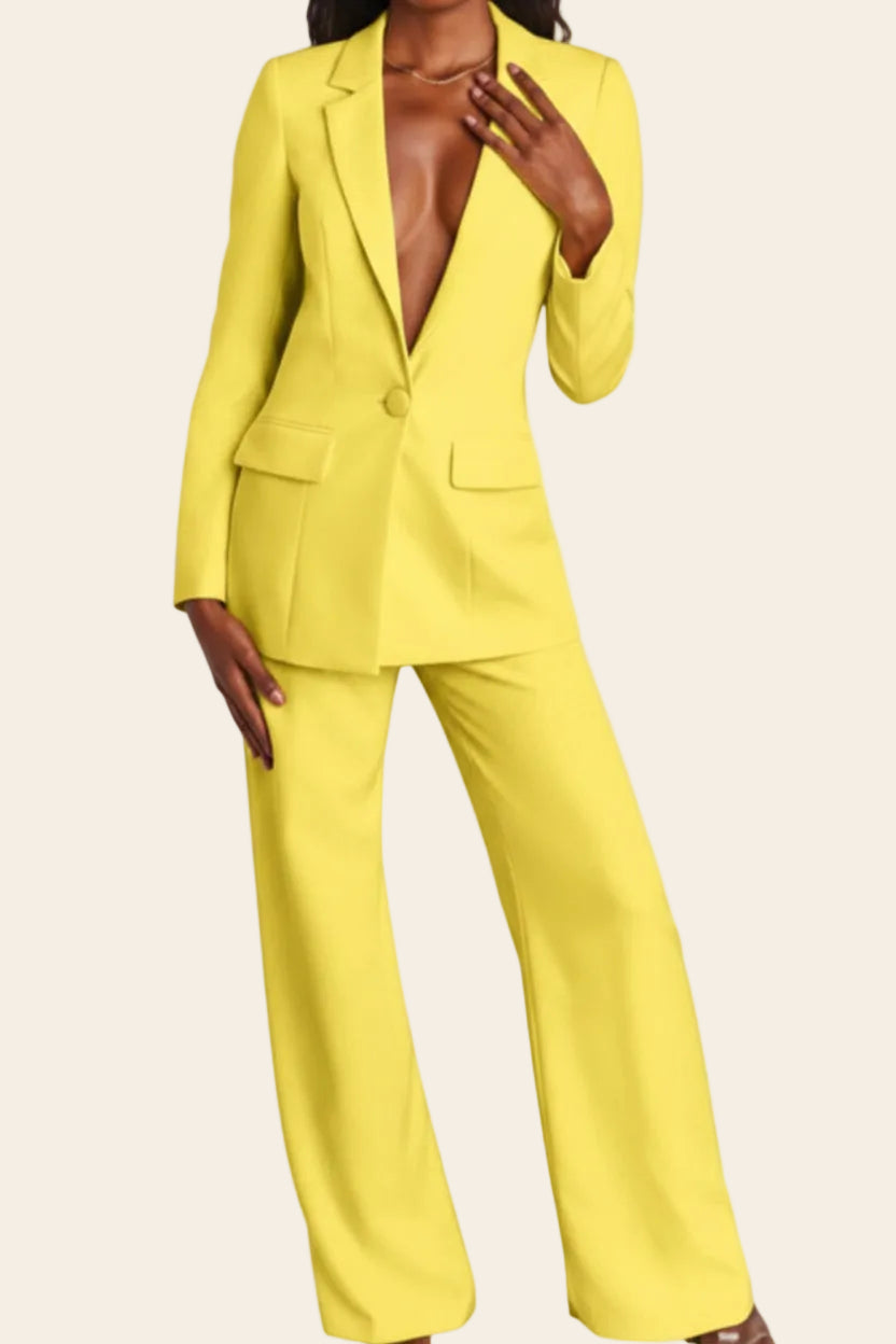 Tailleur blazer et pantalon ajusté posé à plat