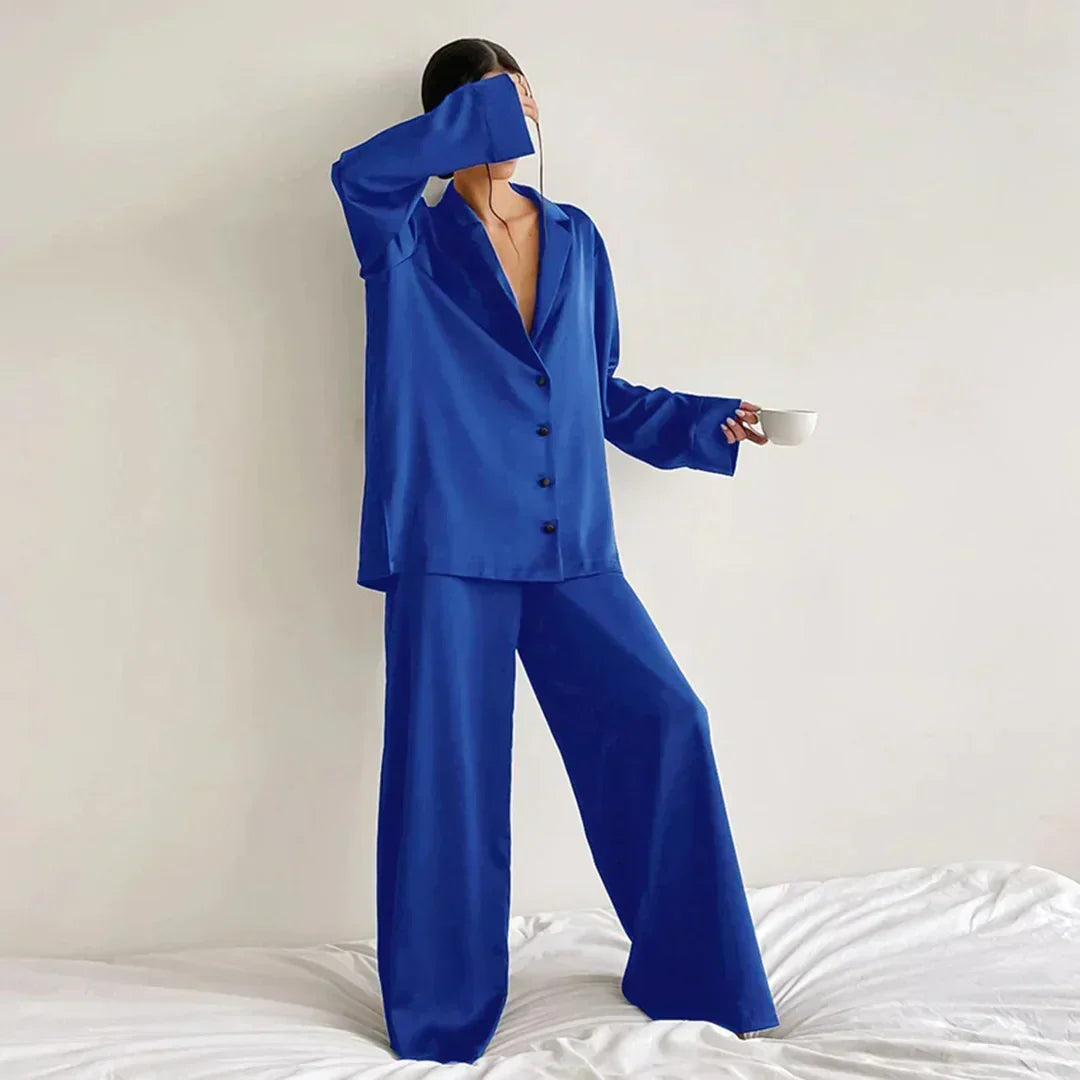 Pyjama satiné porté de face