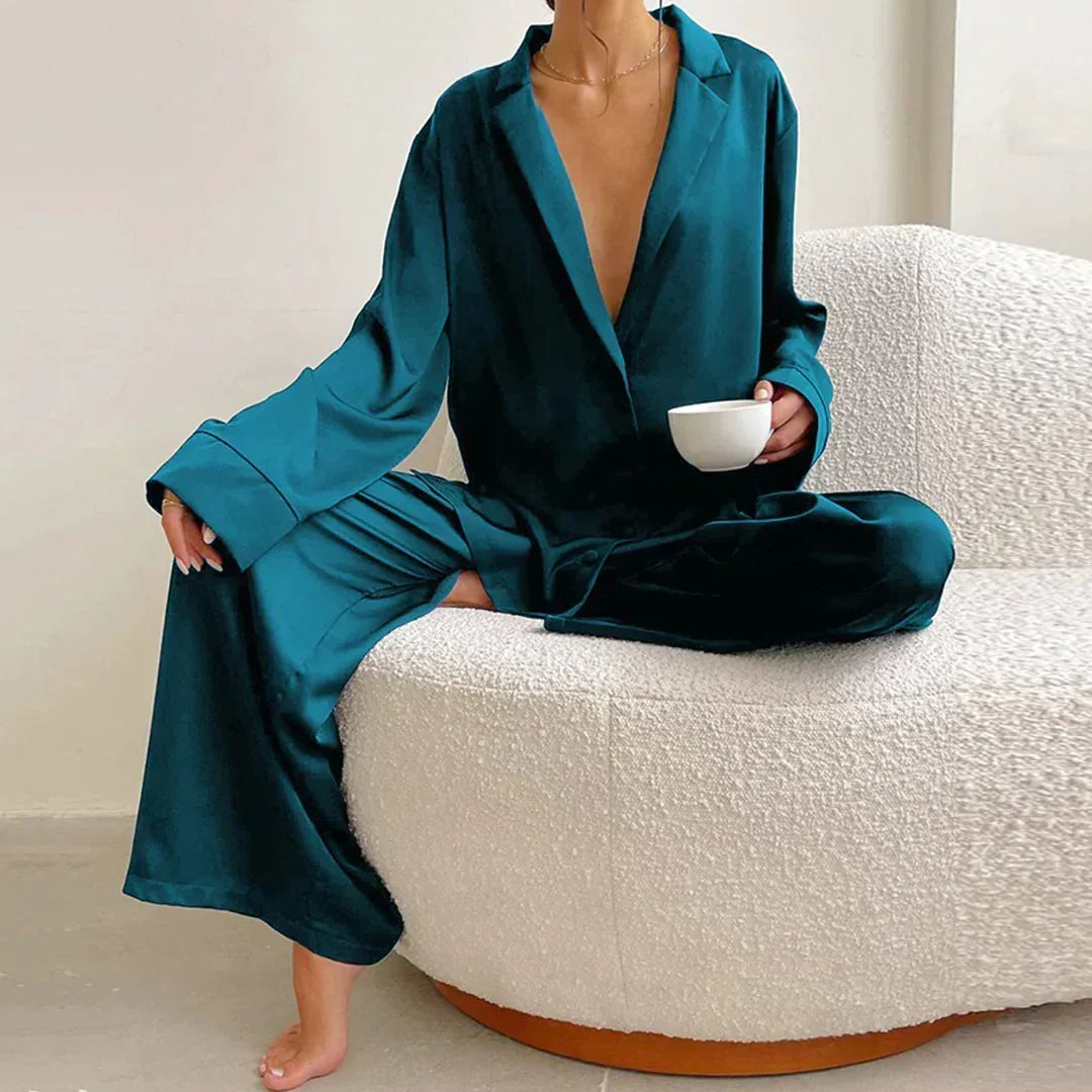 Pyjama satiné en bleu, vue de face
