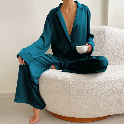 Pyjama satiné en bleu, vue de face