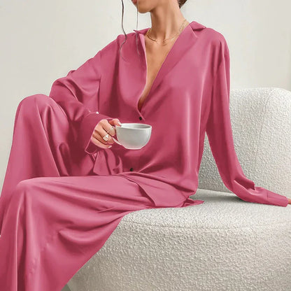 Pyjama satiné en rose, vue de face