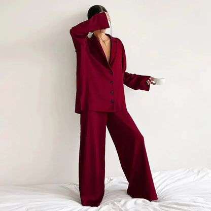 Pyjama satiné en violet, vue de face
