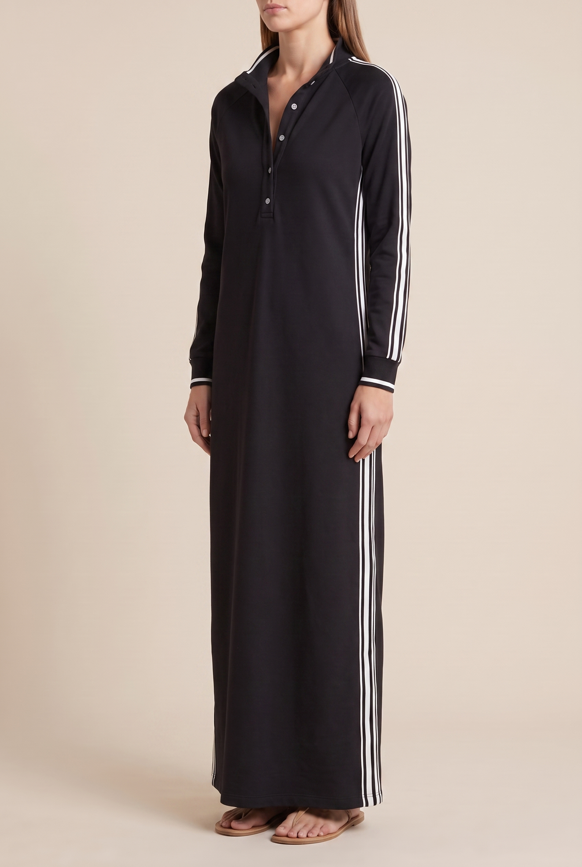 Détail du col chemise et du boutonnage de la robe longue