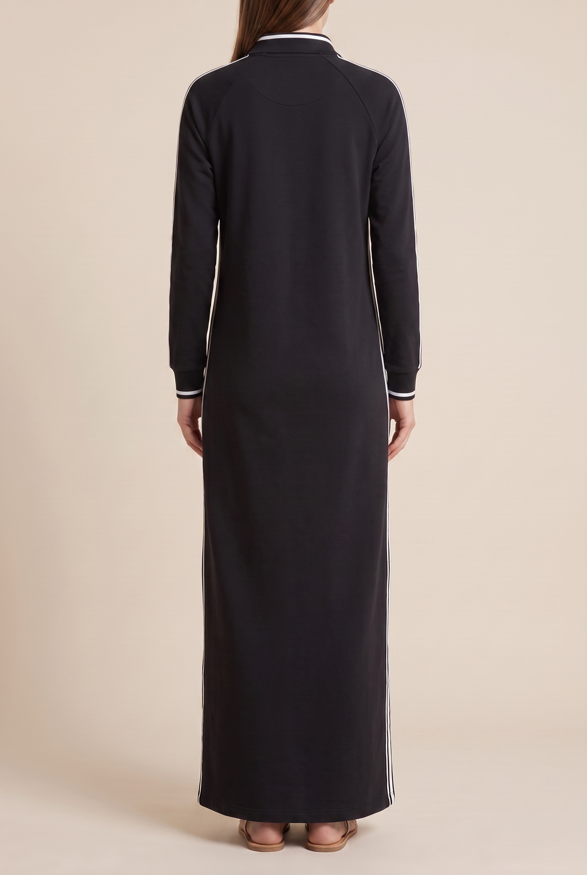 Robe longue boutonnée portée de face, coupe droite