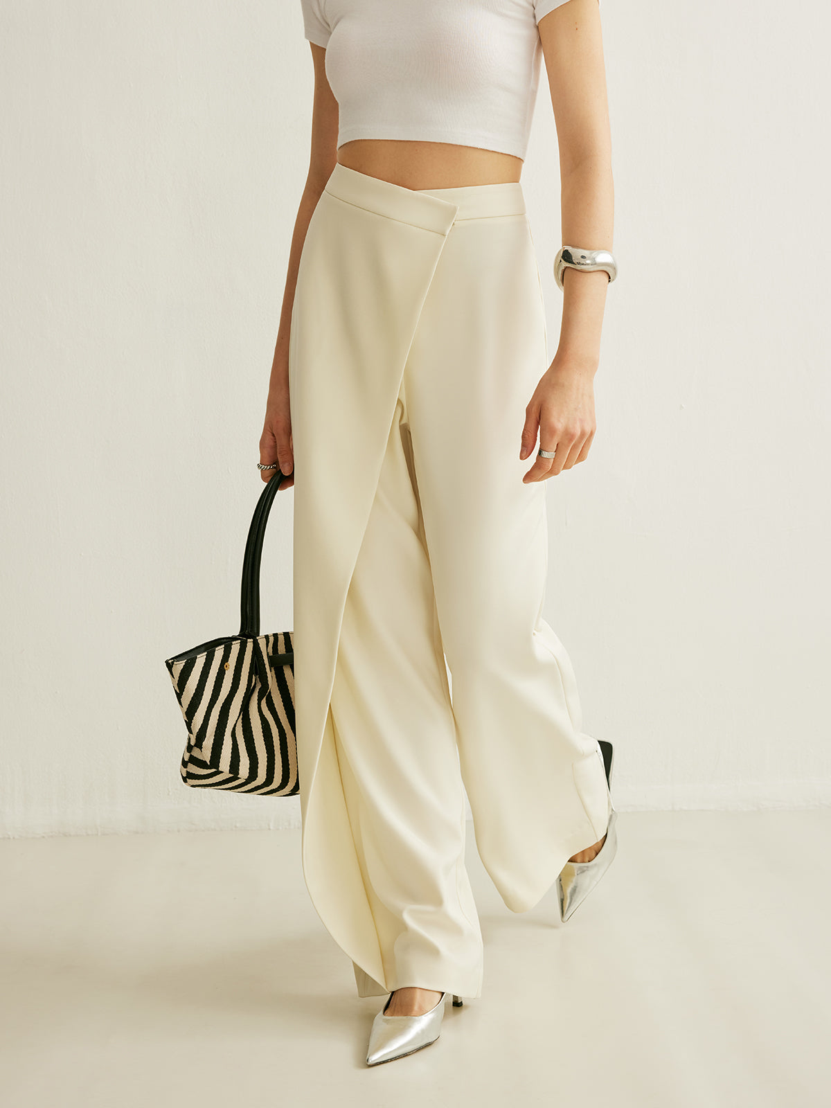 Pantalon large femme, croisement asymétrique sur le devant