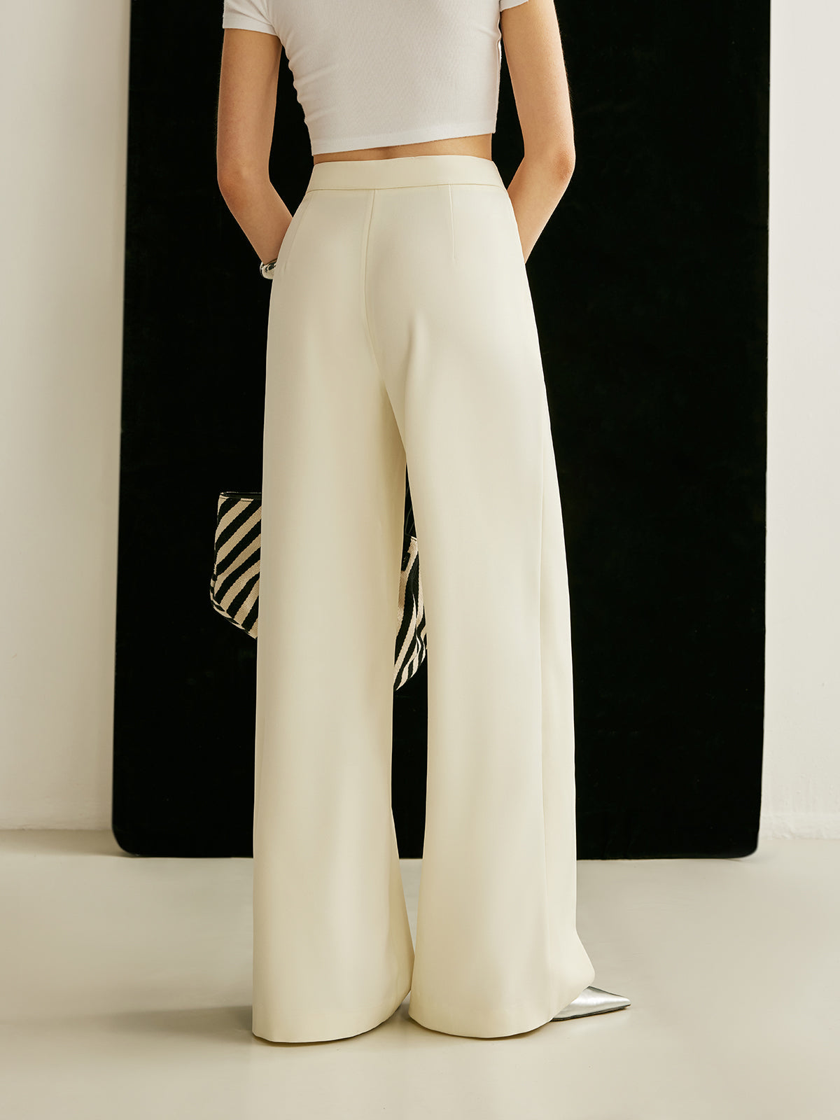 Pantalon large taille haute à devant croisé asymétrique
