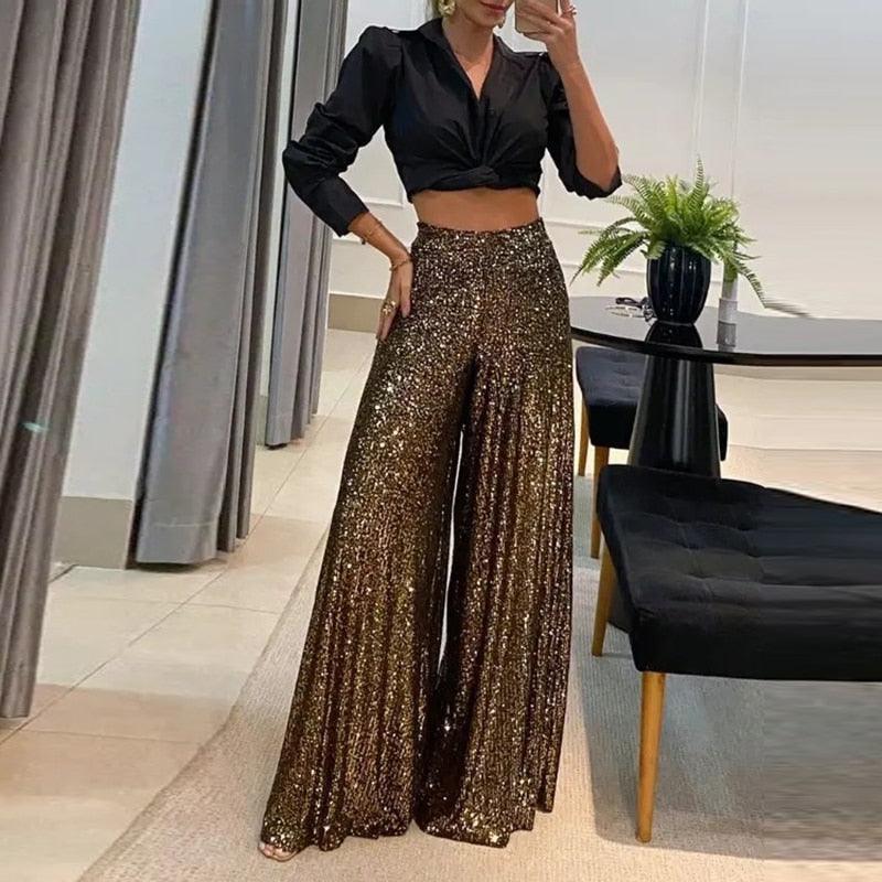 Détail des sequins et des plis du pantalon large