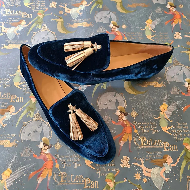 Mocassins bleu marine vus de côté, ligne épurée