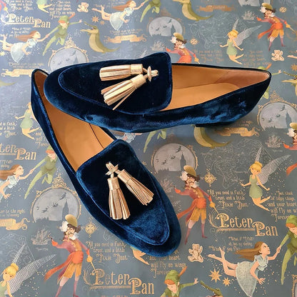 Mocassins bleu marine vus de côté, ligne épurée