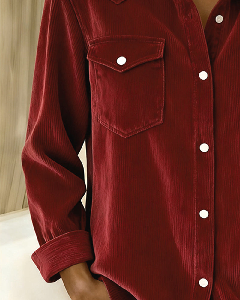 Chemise en velours côtelé portée manches retroussées