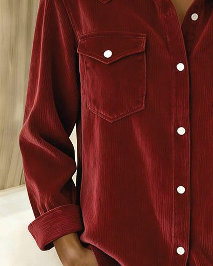 Chemise en velours côtelé portée manches retroussées