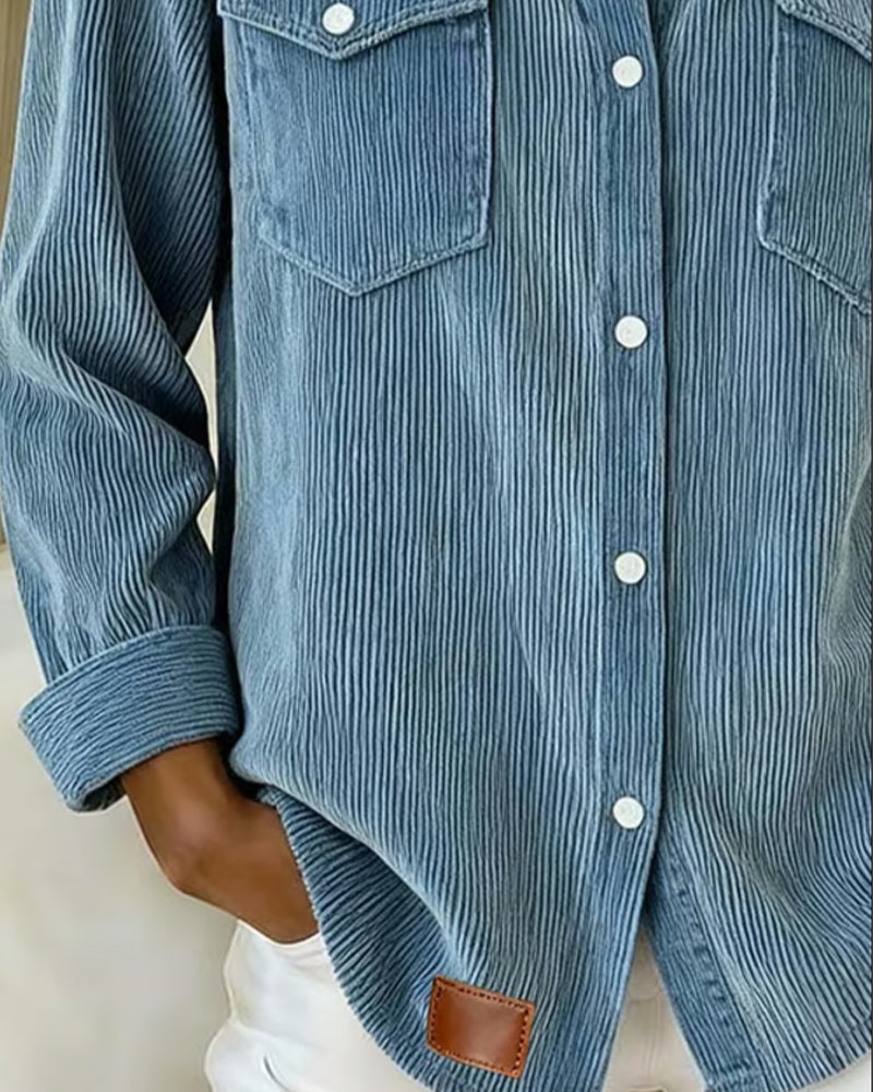 Chemise en velours côtelé portée ouverte sur un haut uni