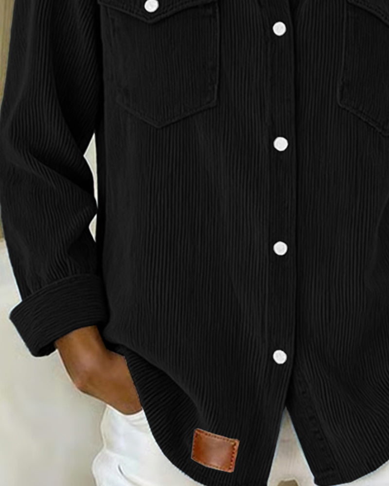 Chemise en velours côtelé femme, vue de trois quarts