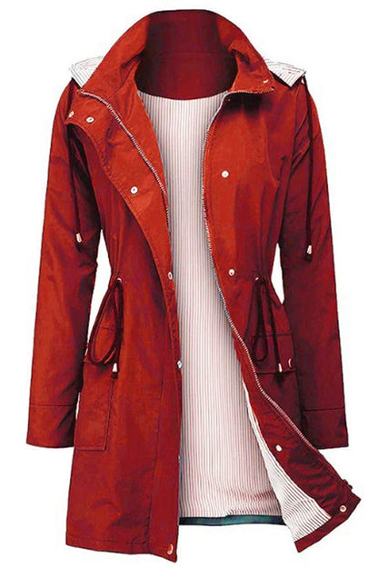 Veste imperméable à capuche vue de trois quarts