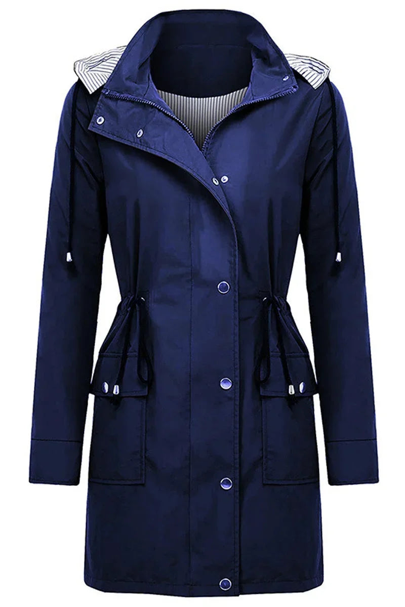 Veste imperméable femme portée avec la capuche relevée